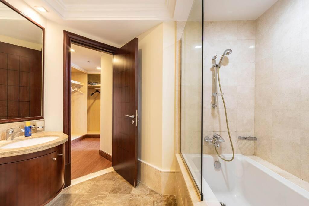 Luxury 1 Bedroom With A Private Beach Taj Granduer Residence At Palm دبي المظهر الخارجي الصورة